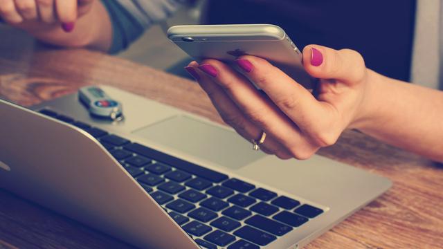 Ilustrasi handphone, laptop, alat komunikasi modern