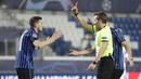 Wasit Tobias Stieler memberikan kartu merah kepada gelandang Atalanta, Remo Freuler (kiri) saat menghadapi Real Madrid dalam laga leg pertama babak 16 Besar Liga Champions 2020/21 di Gewiss Stadium, Bergamo, Rabu (24/2/2021). Atalanta kalah 0-1 dari Real Madrid. (AP/Luca Bruno)