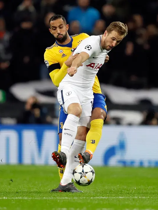 Penyerang Tottenham Hotspur Harry Kane berusaha menahan bola dari Medhi Benatia saat pertandingan Liga Champions leg kedua di Stadion Wembley, London (7/3). Dengan kekalahan ini Hotspur harus terhenti di Liga Champions. (AP Photo / Kirsty Wigglesworth)