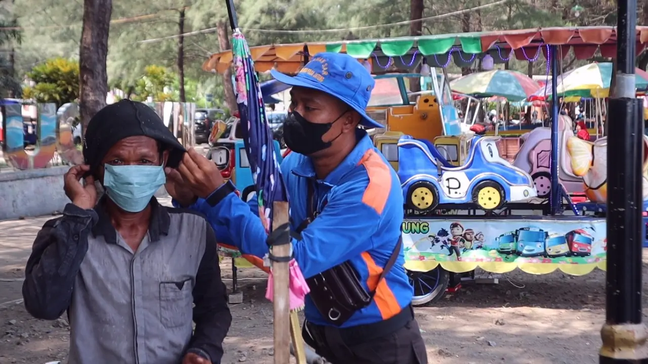 Polres Pemalang bagi masker gratis ke wisatawan dan petugas di objek wisata untuk mengantisipasi Covid-19 pada libur nataru. (Foto: Liputan6.com/Polres Pemalang)