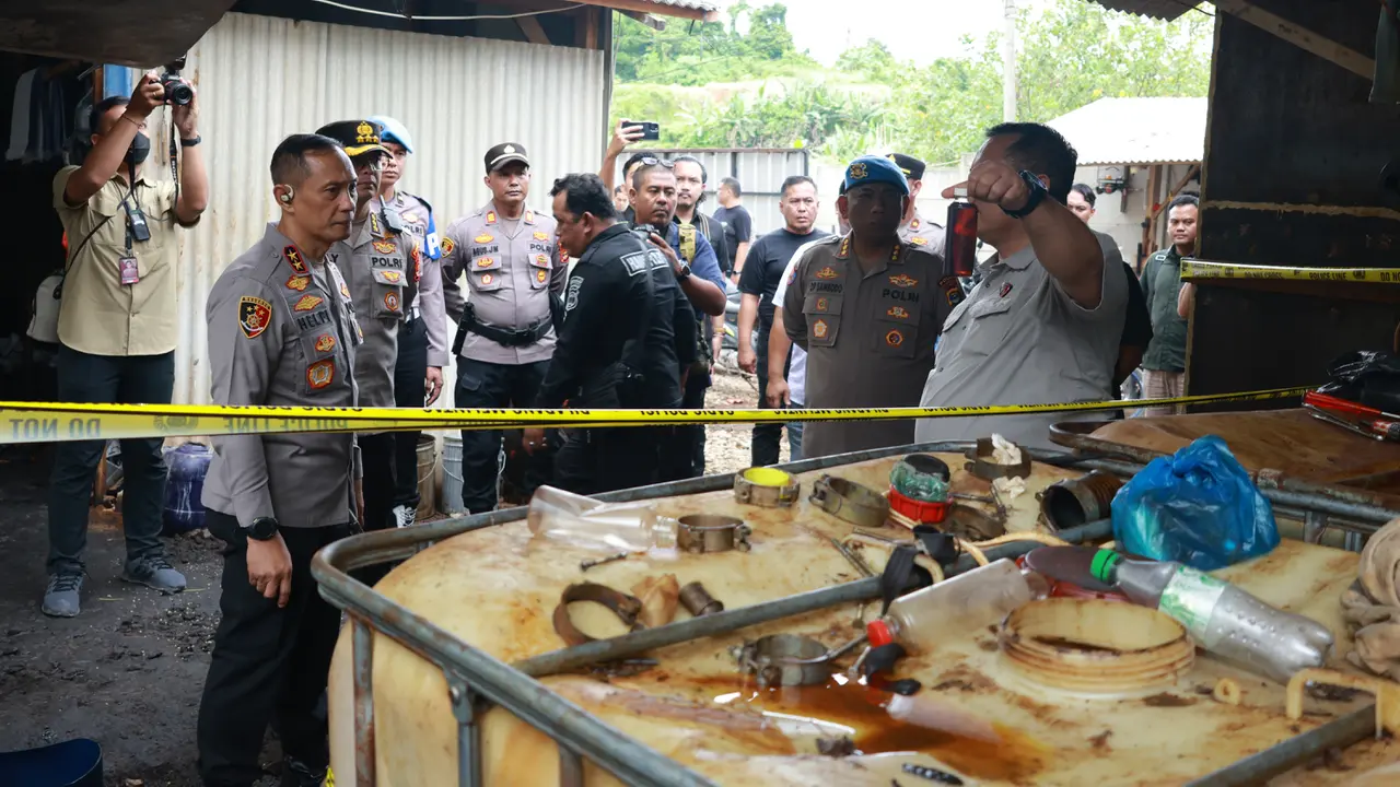 Polisi gerebek gudang penimbunan BBM ilegal di Pesawaran, Lampung. (Liputan6.com/Ardi Munthe)