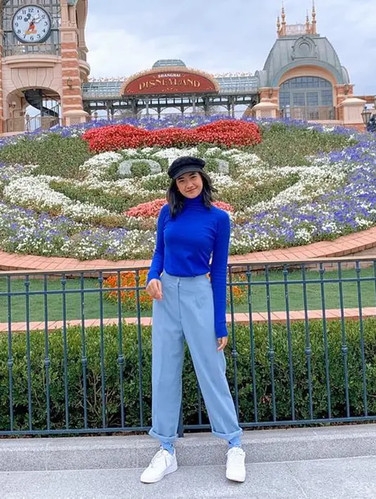 Di beberapa kesempatan, pesinetron cantik ini memang kerap tampil modis. Gaya penampilannya saat berlibur terlihat kece. Nadya Arina memilih sweater biru yang dipadukan dengan celana jeans. Topi yang dipakai pun menambah penampilannya terlihat keren. (Liputan6.com/IG/@nadyaarina)