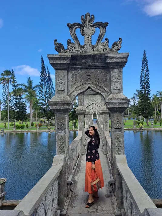 Tak banyak aksesori yang dikenakan Maudy kala itu. Ia hanya mengenakan sandal slip on dan totebag. [Instagram//maudykoesnaedi].