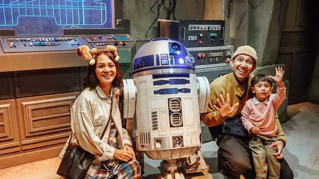 6 Potret Andien Liburan di Disneyland Hong Kong, Jadi Sorotan