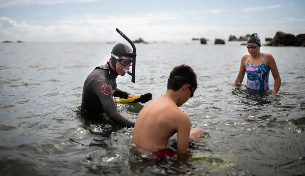 Perenang Prancis, Ben Lecomte memulai misi berenang melintasi Samudra Pasifik dari prefektur Chiba, Tokyo, Selasa (5/6). Lecomte berharap misinya ini dapat meningkatkan kesadaran akan bahaya kontaminasi plastik di lautan. (AFP/Martin BUREAU)