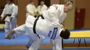 Presiden Rusia Vladimir Putin mengikuti latihan judo di Moskow pada tanggal 8 Januari 2016. Putin mulai berlatih Sambo (beladiri asli negara-negara Soviet) pada usia 14 tahun, sebelum akhirnya ganti menekuni Judo. (AFP PHOTO/Sputnik/Aleksey Nikolskyi)