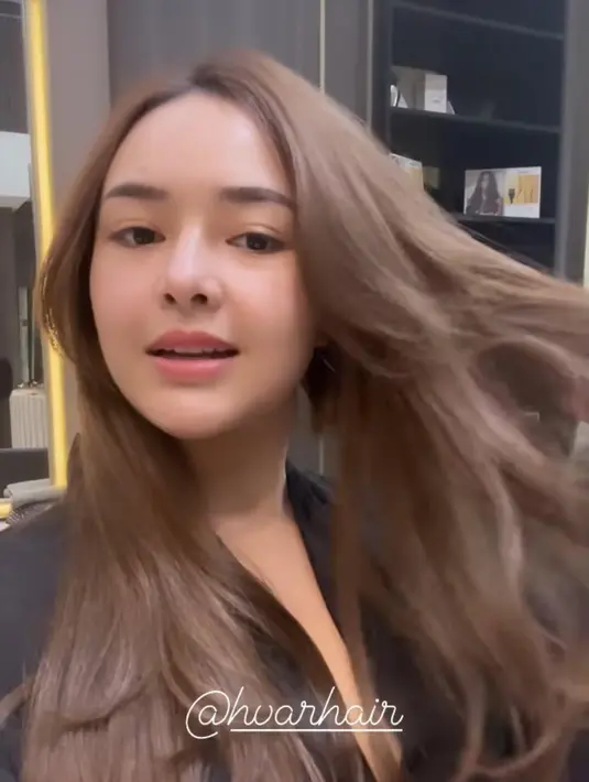 Amanda Manopo membuat perubahan drastis lewat gaya rambutnya dari di atas bahu dengan sepanjang dada (Foto: Instagram @amandamanopo)