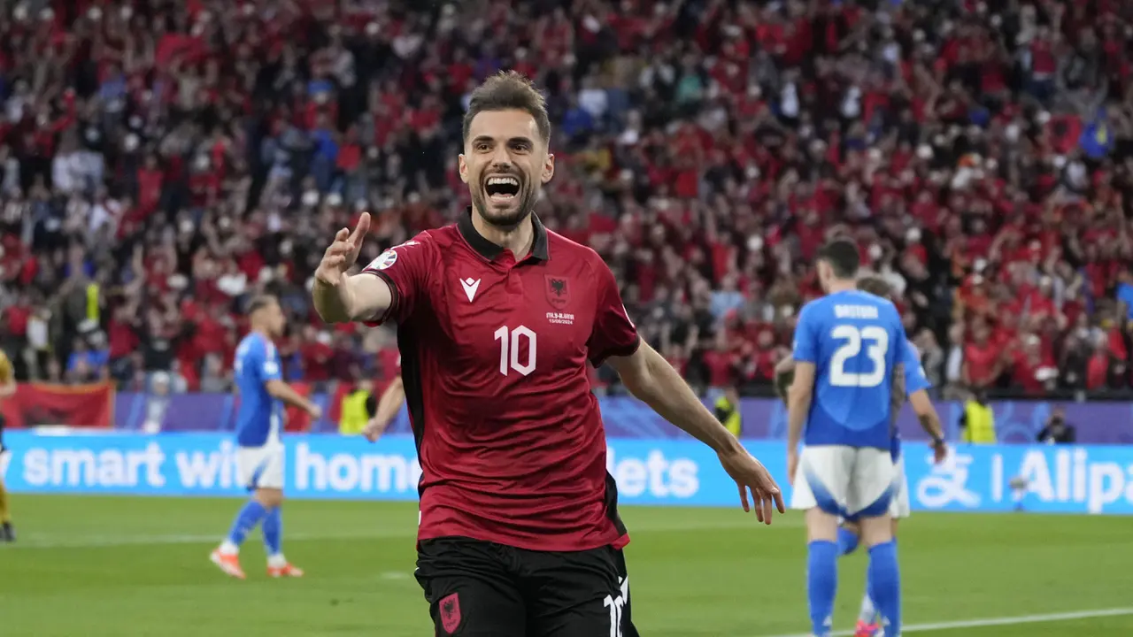 Foto: Melihat Gol Kilat Nedim Bajrami ke Gawang Italia, Jadi yang Tercepat dalam Sejarah Euro