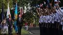 Presiden Joko Widodo berjalan bersama Perdana Menteri Selandia Baru John Key disambut pelajar yang mengibarkan bendera saat upacara penyambutan di Halaman Istana Merdeka, Jakarta, Senin (18/7). (Liputan6.com/Faizal Fanani)