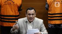 Ketua Komisi Pemberantasan Korupsi (KPK), Firli Bahuri saat rilis penetapan penahanan Mukti Agung Wibowo sebagai tersangka jual-beli jabatan di lingkungan Pemkab Pemalang tahun 2021-2022 di Gedung KPK, Jakarta, Jumat (12/8/2022). Mukti Agung Wibowo ditangkap KPK bersama 33 orang lainnya di kawasan Jakarta Selatan. (Liputan6.com/Helmi Fithriansyah)