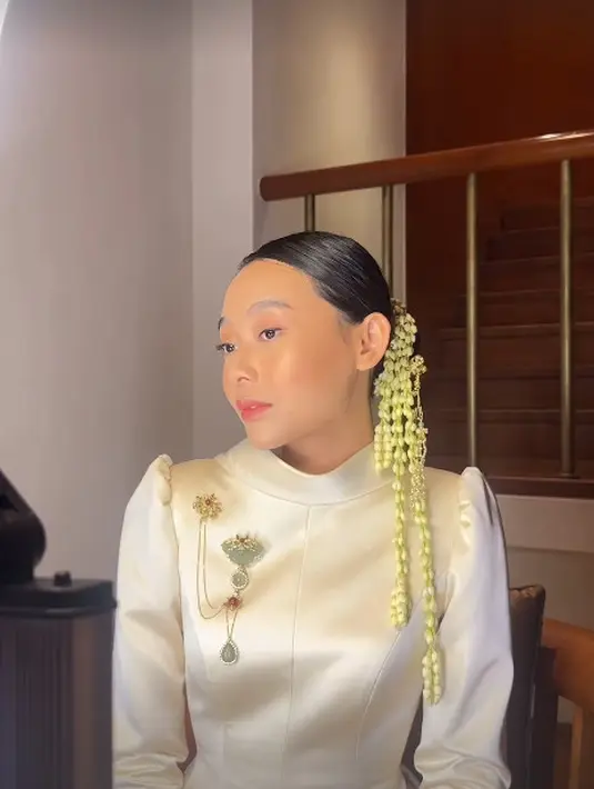 Pancarkan kulit glowing berkat soft makeup look, Dhika tampil cantik dengan sleek updo dan bunga melati [@hellomorin)