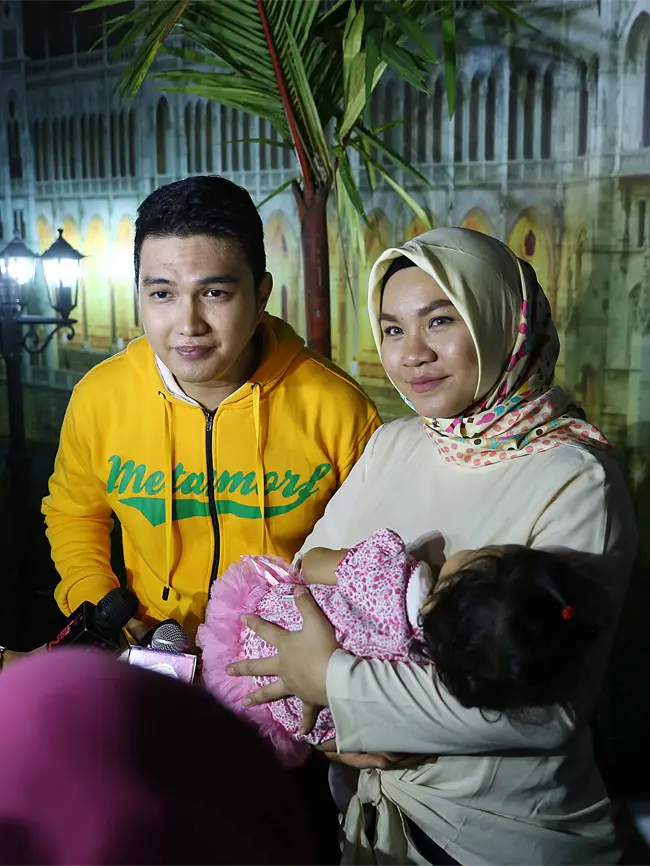 Akad nikah berlangsung di kediaman orang tua Aisyah di kawasan Pengadegan, Jakarta Selatan. Sementara resepsi digelar di daerah Taman Mini Indonesia Indah (TMII), Jakarta Timur, pada 25 Oktober 2014. Tema pernikahan mereka menggunakan adat Minang.