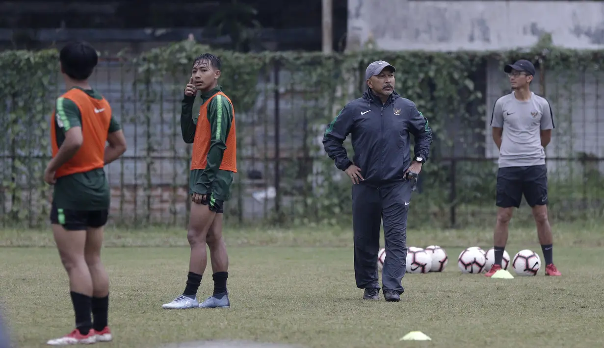 Pelatih Timnas Indonesia U-19, Fakhri Husaini, memperhatikan pemainnya saat latihan di Stadion Padjadjaran, Bogor, Kamis (26/9). Latihan ini merupakan persiapan jelang kualifikasi Piala Asia 2020. (Bola.com/Yoppy Renato)