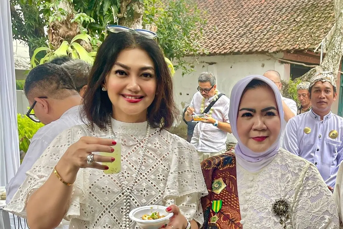 Potret Bella Saphira Cicipi Kuliner Khas di Keraton Kasepuhan Cirebon, Abadikan Momen Bareng Kanjeng Ratu