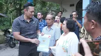 Menteri Agraria dan Tata Ruang/Kepala Badan Pertanahan Nasional (ATR/BPN) Agus Harimurti Yudhoyono (AHY) menyerahkan sertipikat tanah kepada warga di Kelurahan Petuk Katimpun, Kota Palangka Raya, Kalimantan Tengah, Jumat (28/6/2024).