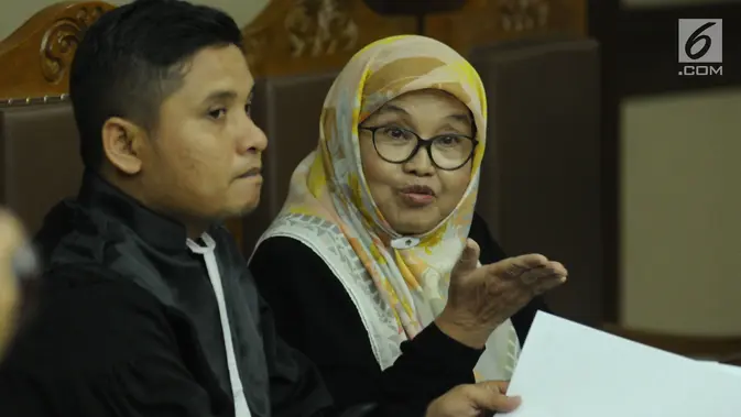 Mantan Menkes, Siti Fadilah Supari (kanan) saat menjalani sidang perdana PK di Pengadilan Tipikor, Jakarta, Kamis (31/5). Sebelumnya, Siti dinyatakan terbukti menyalahgunakan wewenang pengadaan alat kesehatan (alkes). (Liputan6.com/Helmi Fithriansyah)