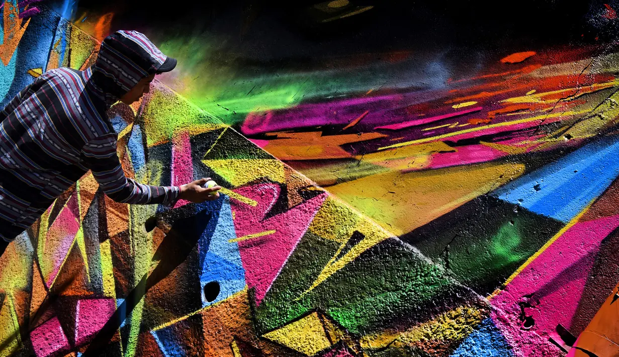 Seorang seniman membuat mural saat Festival Aliados di San Jose, Costa Rica (11/3). Acara festival seni ini dimeriahkan oleh 50 seniman dari 10 negara. (AFP Photo/Ezequiel Becerra)