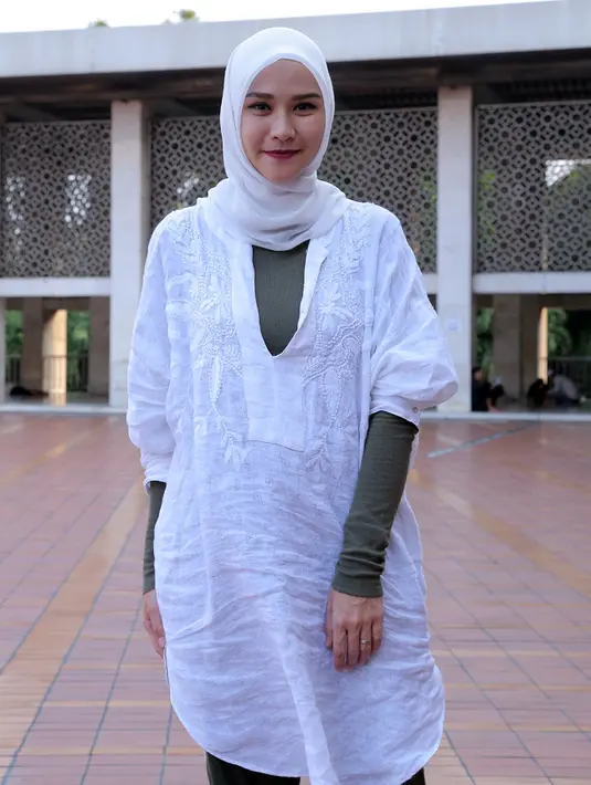 Istri sutradara Hanung Bramantyo itu mengaku bahwa salah satu programnya adalah Gerakan Nasional Mencintai Al Qur'an. Kebetulan, ibundanya sebagai salah satu pengurus Dewan Masjid Indonesia. (Deki Prayoga/Bintang.com)