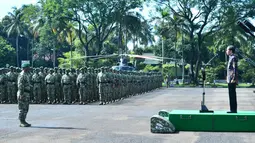 Presiden Jokowi berdiri di hadapan 3.500 pasukan Kostrad saat upcara di Lapangan Hitam Madivif 1 Kostrad, Cilodong, Jawa Barat, Rabu (16/11). Presiden Jokowi menyatakan kebanggaannya untuk dapat berdiri di depan mereka. (DOK. PENKOSTRAD)