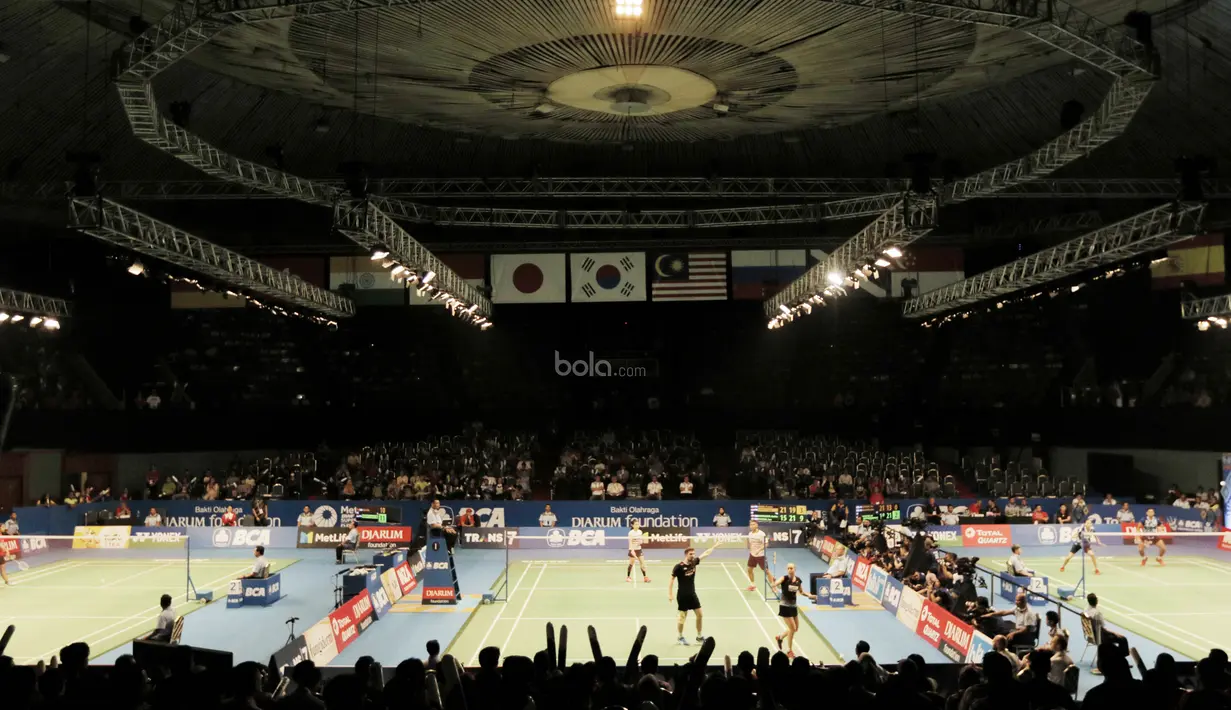 Sejumlah penonton menyaksikan Indonesia Open 2017.  Veneu untuk menggelar Indonesia Open ini berkapasitas 3.400 kursi. (Bola.com/M Iqbal Ichsan)