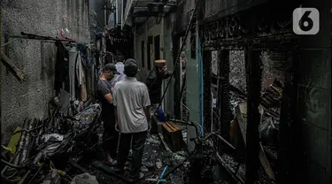 Warga mengecek kondisi rumah yang terbakar di Jalan Keagungan, RW 07, Kelurahan Keagungan, Kecamatan Taman Sari, Jakarta Barat, Rabu (3/1/2024). (Liputan6.com/Faizal Fanani)