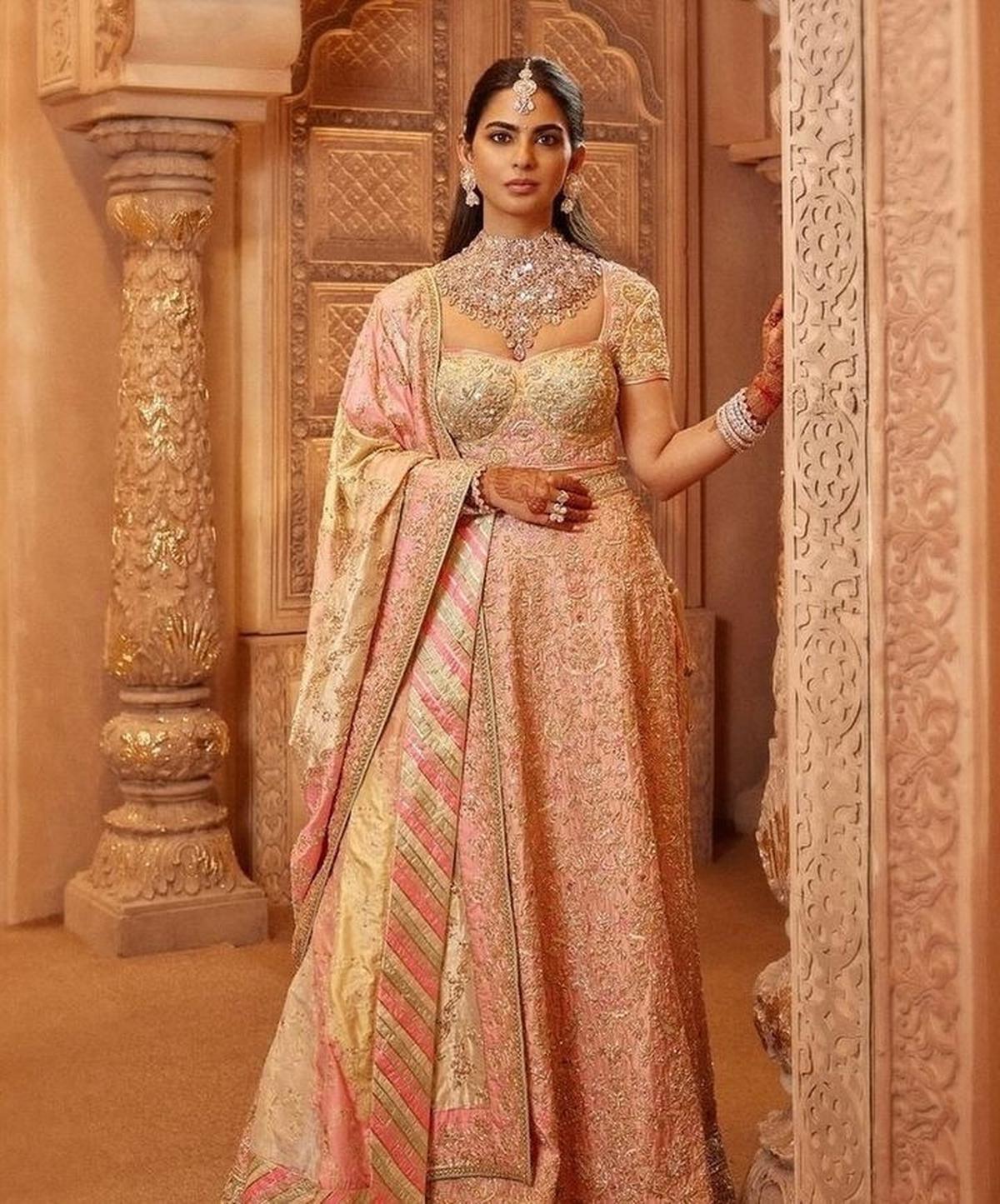 Gaya Isha Ambani Ketika Memakai Lehenga Berwarna Pink