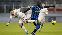 Pemain Inter Milan Romelu Lukaku (kanan) duel bola dengan pemain Cagliari Fabio Pisacane pada pertandingan Coppa Italia di Stadion San Siro, Milan, Italia, Selasa (14/1/2020). Inter Milan menang 4-1 dengan dua gol disumbang Lukaku. (AP Photo/Antonio Calanni)