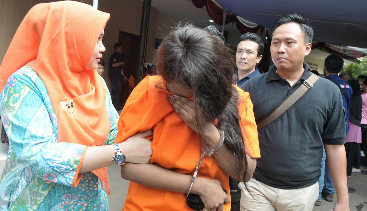 WN Tanzania, Kessy Lilian Venance, dibawa petugas usai rilis pengungkapan narkoba di RS Polri Jakarta, Jumat (6/1). Kessy menelan 66 kapsul sabu yang dibawa dari Malaysia, sedangkan 20 kapsul lainnya disembunyikan di celana. (Liputan6.com/Yoppy Renato)