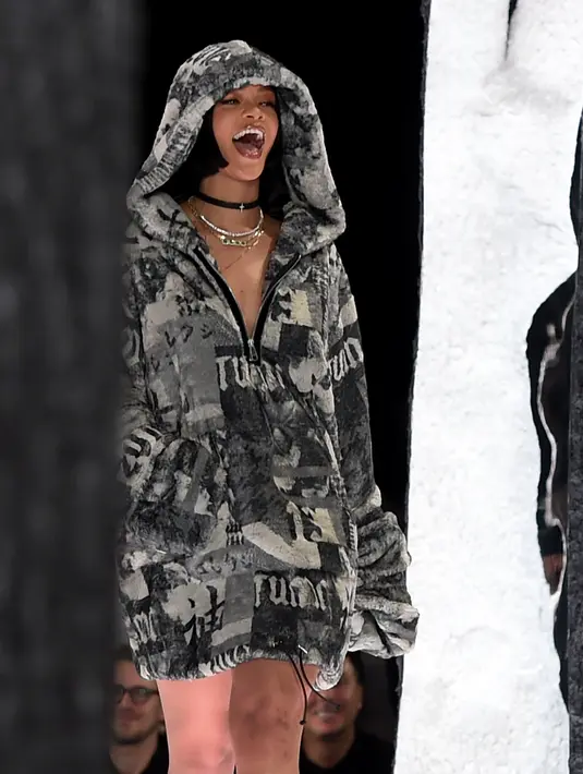 Dalam keadaan terkejut, pihak managemen Rihanna bersikeras untuk menenangkan keadaan sang diva dan penggemarnya. (AFP/Bintang.com)