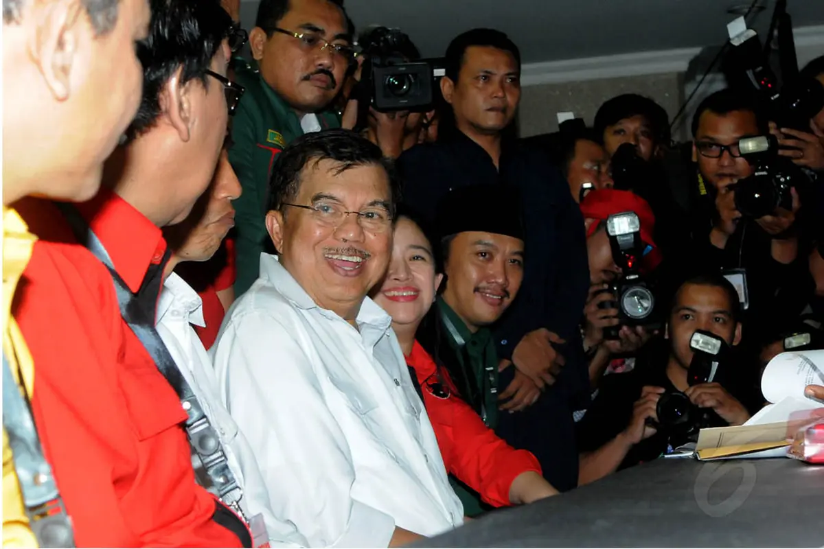 Senyum JK Saat Temani Jokowi Daftar ke KPU