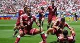 Para pemain Qatar merayakan gol ke gawang Swiss pada matchday pertama Grup B Piala Dunia 2026 di Levi's Stadium, Santa Clara, Minggu (14/6/2026) dini hari WIB. (AP Photo/Eakin Howard)