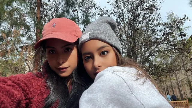 7 Potret Kebersamaan Maudy Ayunda dengan Sang Adik Saat di Amerika
