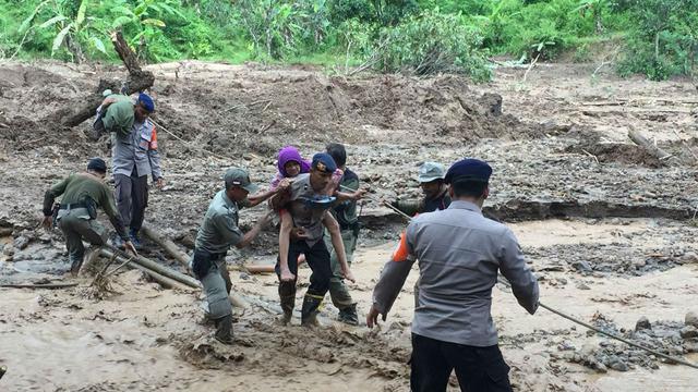 Tanah Longsor Kuningan Cuaca Hambat Proses Evakuasi