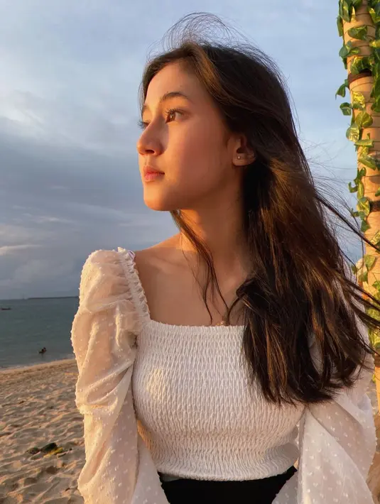 Wanita 19 tahun ini lebih suka menghabiskan waktu liburan di alam. Nuansa alam menjadikannya lebih tenang usai melakoni rutinitas pekerjaan. Mulai dari pantai, air terjun, hutan, dan taman jadi tempat Keisya melakukan healing. (Liputan6.com/IG/@keisyalevronka).