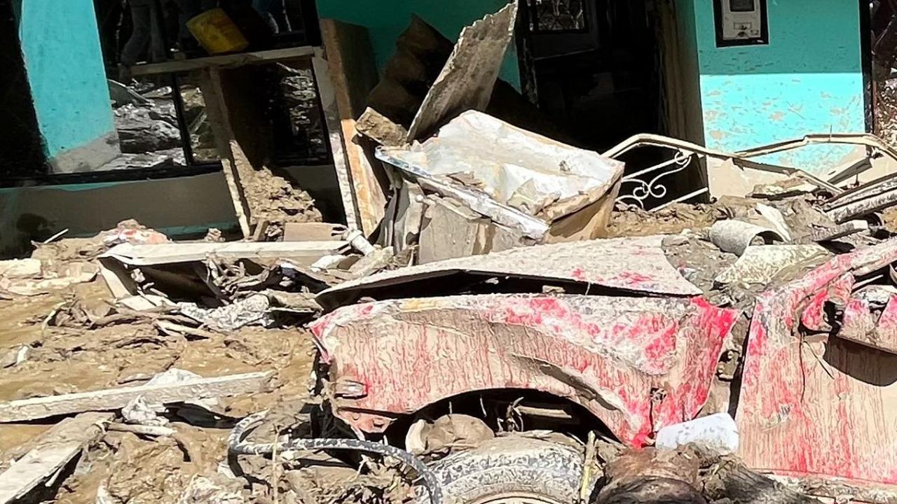 Dari yang terpantau di lokasi, terlihat beberapa rumah hancur dan jalur perdagangan utama tertimbun lumpur. Hingga puing-puing, menumpuk tinggi di seluruh area sehngga menyulitkan upaya pencarian tim penyelamat.