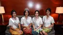 Film yang menceritakan tokoh pejuang memperjuangkan hak-hak wanita, Kartini membuat haru hingga menanggis yang menontonnya. Begitu yang dialami Puteri Indonesia 2017, Bunga Jelitha dan Karina Nadila. (Nurwahyunan/Bintang.com)