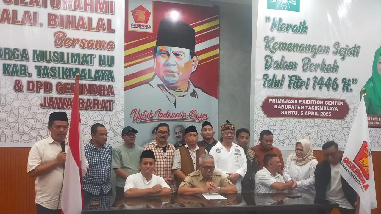 Ketua DPD Partai Gerindra Jawa Barat, Amir Mahpud menyampaikan kemenganan paslon jagoannya Cecep-Asep dalam PSU Pilkada Tasikmalaya, saat konferensi pers, Sabtu(19/4/2025) petang. (Liputan6.com/Jayadi Supriadin)