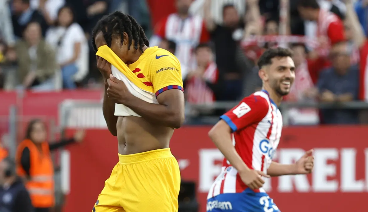 Jules Kounde dari Barcelona terlihat kesal usai golnya digagalkan pemain Girona pada laga pekan ke-34 Liga Spanyol di Stadion Montilivi, Sabtu (4/2/2024).  (Foto AP/Joan Monfort)