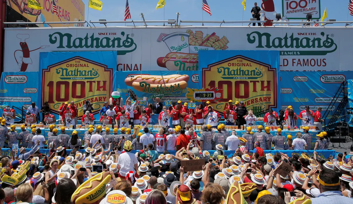 Peserta wanita saat berlomba memakan Hot Dog di Nathan's Famous 4 Fourth of July International Hot Dog-Eating Contest, New York , AS, (4/7). ( REUTERS / Andrew Kelly)