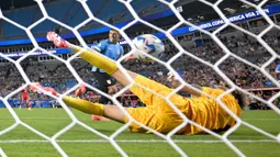 Pemain Uruguay, Luis Suarez melesatkan gol ke gawang Kanada pada laga perebutan peringkat ketiga Copa America 2024 di Bank of America Stadium, Charlotte, North Carolina, Minggu (14/07/2024). (AFP/Getty Images/Grant Halverson)