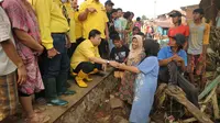 Ketua Umun Partai Golkar Setya Novanto mengunjungi lokasi banjir bandang di Kabupaten Garut, Jawa Barat. (Liputan6.com/Taufiqurrohman)