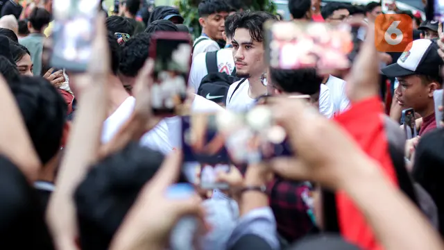 Foto: Fans Serbu Lokasi Latihan Timnas Indonesia, Keamanan Diperketat