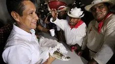 Wali Kota San Pedro Huamelula, Joel Vasque (kiri) menikahi seekor buaya di Oaxaca, Meksiko, 30 Juni 2015. Pernikahan ini bertujuan untuk mendatangkan hasil laut yang melimpah kepada penduduk nelayan di desa setempat. (AFP PHOTO/MARIO JIMENEZ)