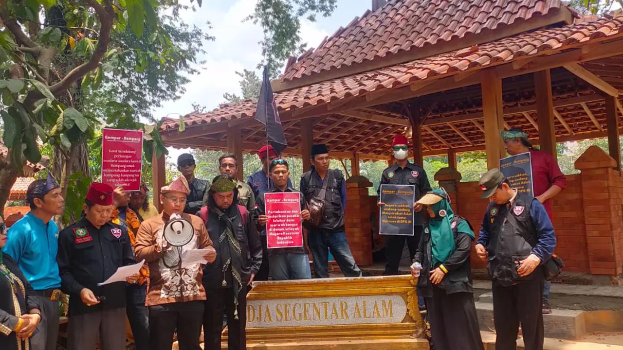 "Watak pemerintah: gusur dulu, AMDAL kemudian," tulis akun Twitter @walhinasional.&nbsp;
