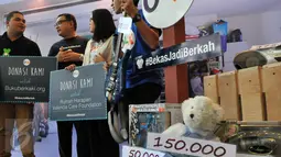 CEO OLX Indonesia Daniel Tumiwa (tengah) bersama para penerima donasi di Jakarta, Kamis (11/6/2015). OLX mengajak masyarakat dalam gerakan sosialisasi membantu sesama dengan tagar #BekasJadiBerkah saat beriklan di OLX (Liputan6.com/Andrian M Tunay)