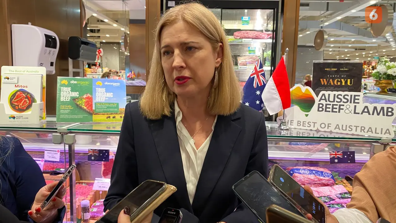 Menteri Pertanian, Perikanan, dan Kehutanan Australia, Julie Collins MP, menghadiri acara demo masak bersama Chef Vindex Tengker di Ranch Market Grand Indonesia, Kamis (31/7/2025) (Dok. Liputan6.com/Indra C. Vanleon).