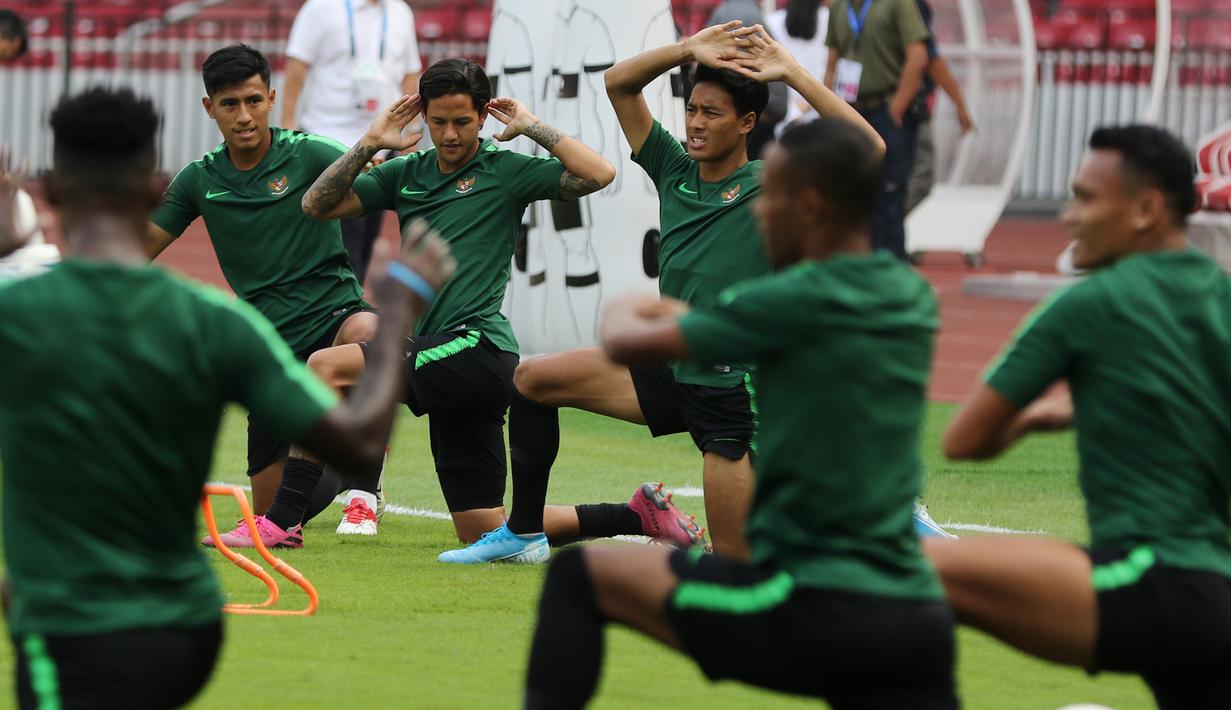 Pemain Timnas Indonesia saat latihan jelang laga kualifikasi Piala Dunia 2022 di SUGBK, Jakarta, Senin (9/9). Indonesia akan berhadapan dengan Thailand. (Bola.com/M Iqbal Ichsan)