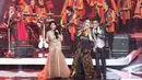 Begitu juga penyanyi senior Rita Sugiarto dan Soimah. Terlihat ikut bergabung dengan penyanyi senior adalah pemenang D'Academy Asia Fildan yang juga unjuk kemampuannya bareng senior. (Bambang E Ros/Bintang.com)