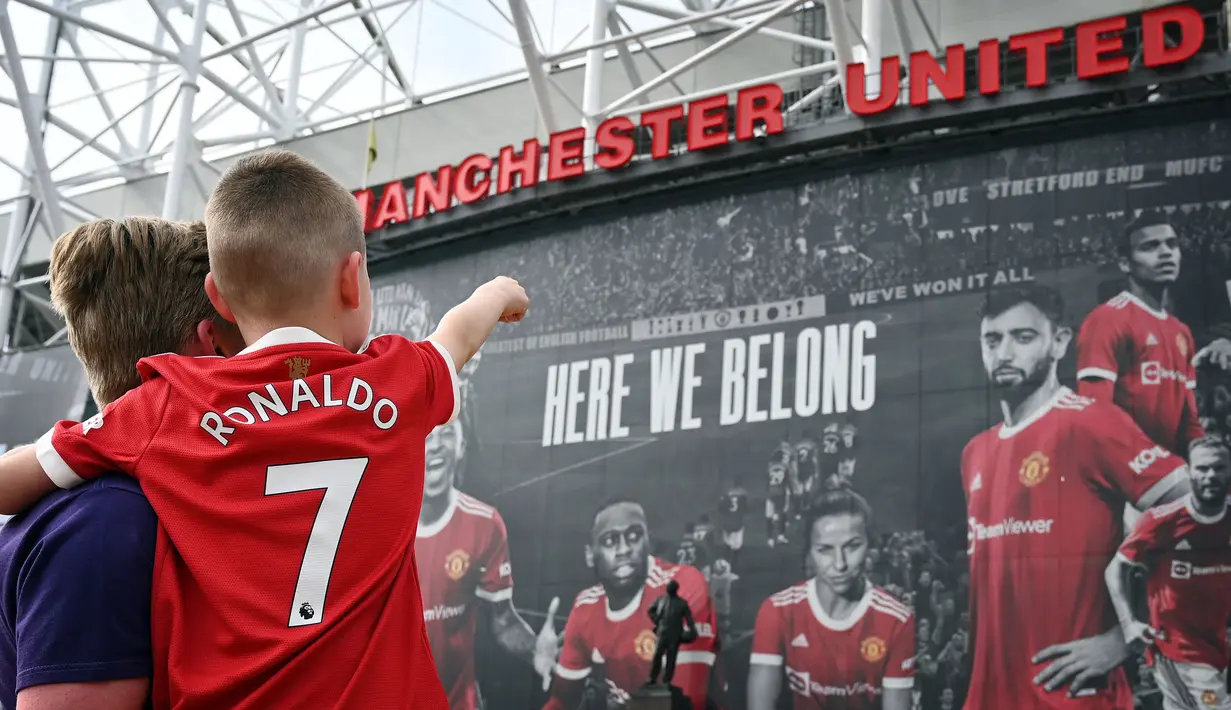 Tahun 2021 juga menjadi momen kembalinya Cristiano Ronaldo ke Manchester United. Ia juga berhasil tampil tajam berbalut baju merah bernomor punggung tujuh. CR7 tercatat telah mencetak 13 gol dalam 19 laga di semua kompetisi. (AFP/Paul Ellis)