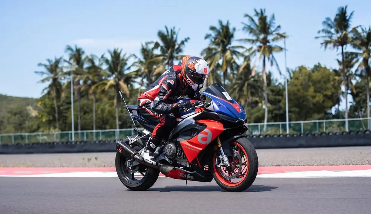 <p>Layaknya seorang pembalap, Darius juga mengenakan kostum yang aman. Baik dari segi jaket, sepatu hingga helm yang dikenakan. Penampilan pria tiga orang anak itu mencuri perhatian warganet. [Instagram/darius_sinathrya]</p>